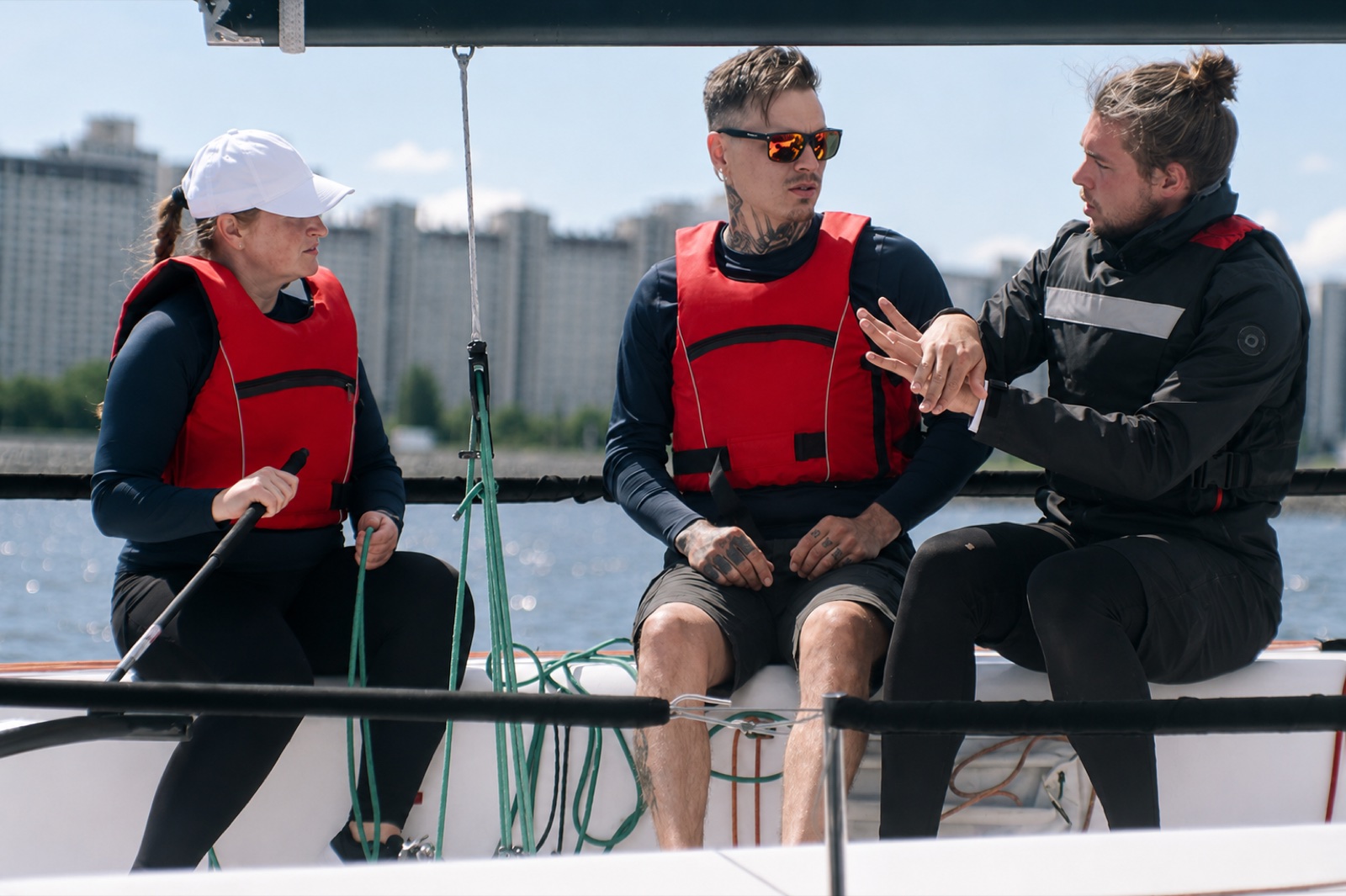 Séance d’entraînement de voile inclusive